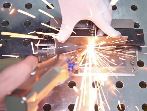 激光焊接機焊接時火苗減弱怎么辦？