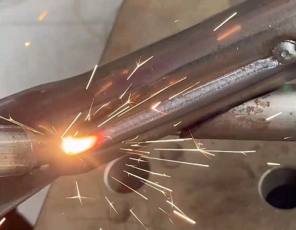 激光焊接機(jī)用交流電還是直流電？