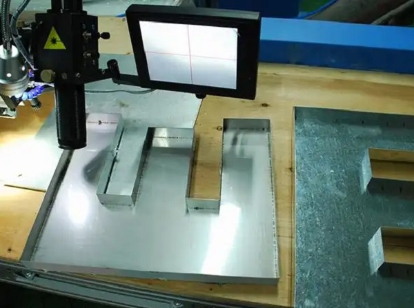 激光焊接機(jī)焊接廣告字的實(shí)用性