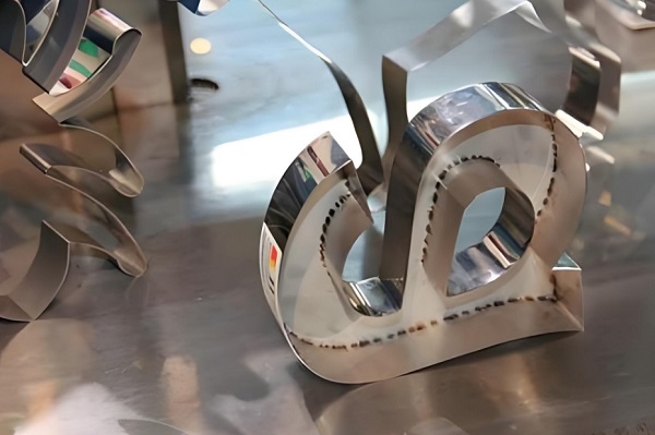 手持式激光焊接機(jī)焊鐵皮字和不銹鋼字好嗎？