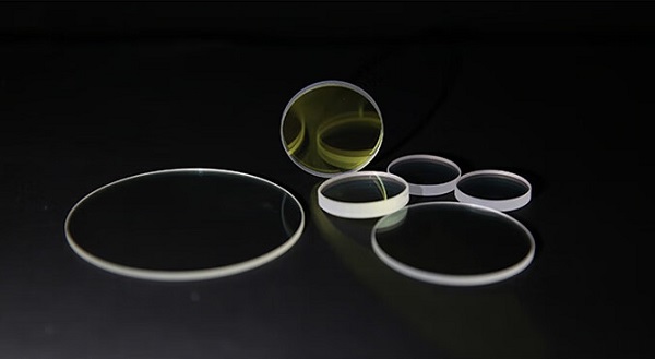 激光焊接機(jī)射頭上鏡片的作用